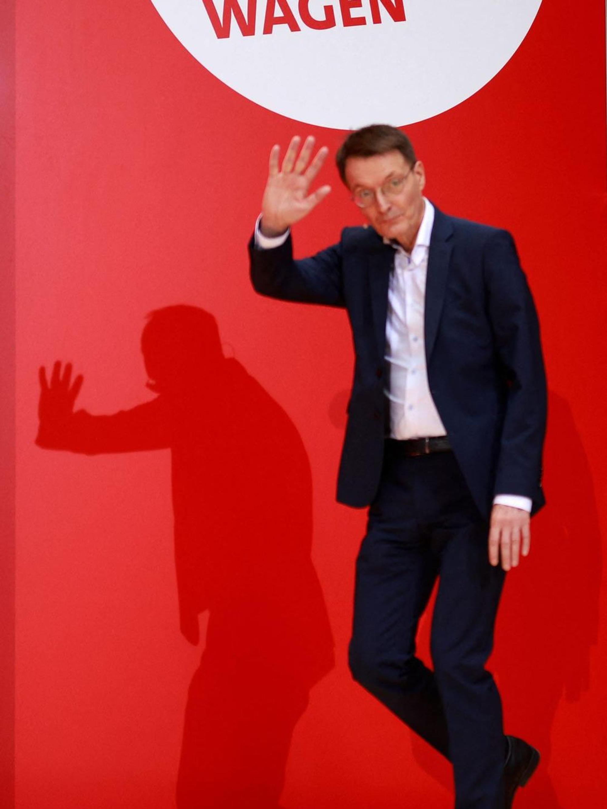 Karl Lauterbach winkt