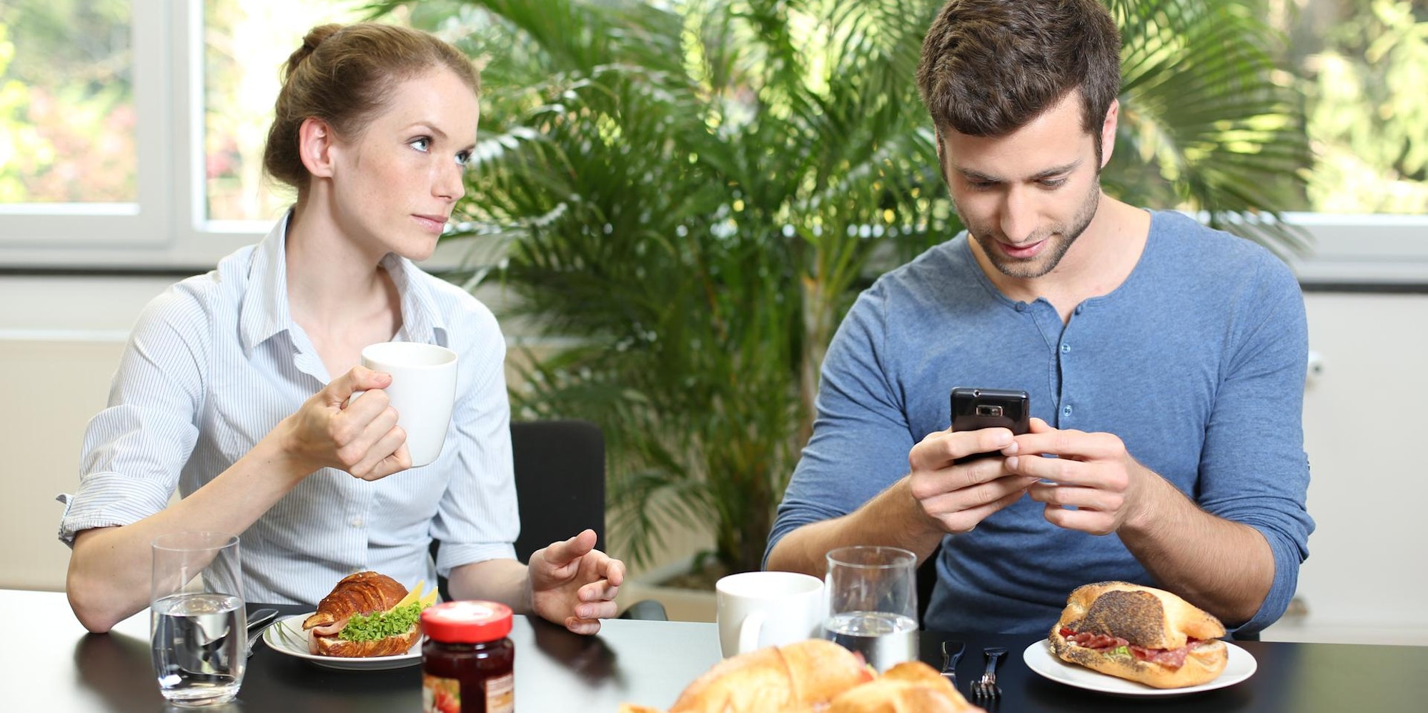 Smartphone_auf_dem_Tisch_macht_unglücklich