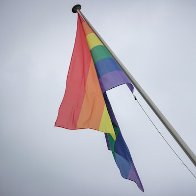 Regenbogenflagge Symbolbild dunkler Himmel