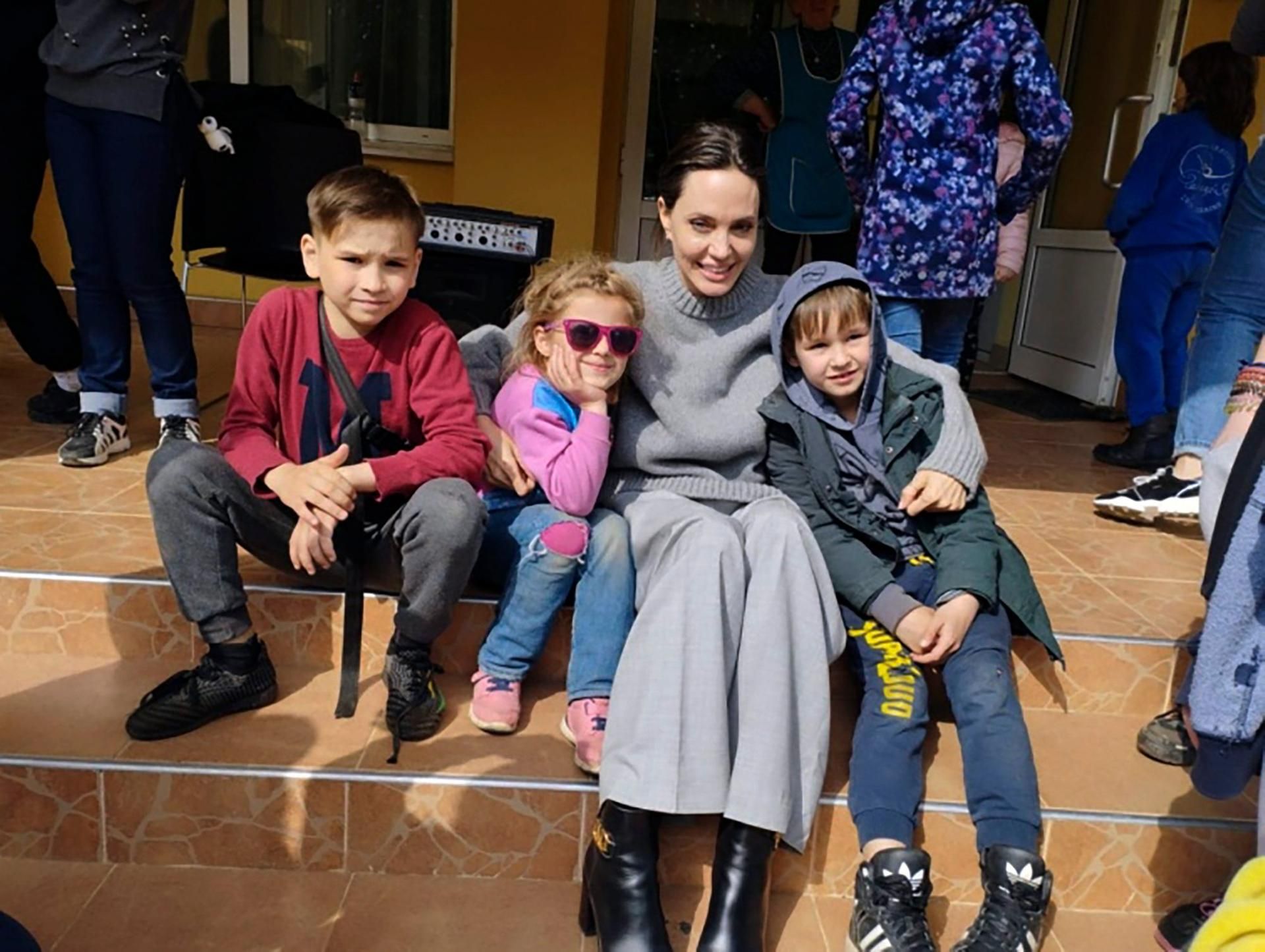 Angelina Jolie ap 300422