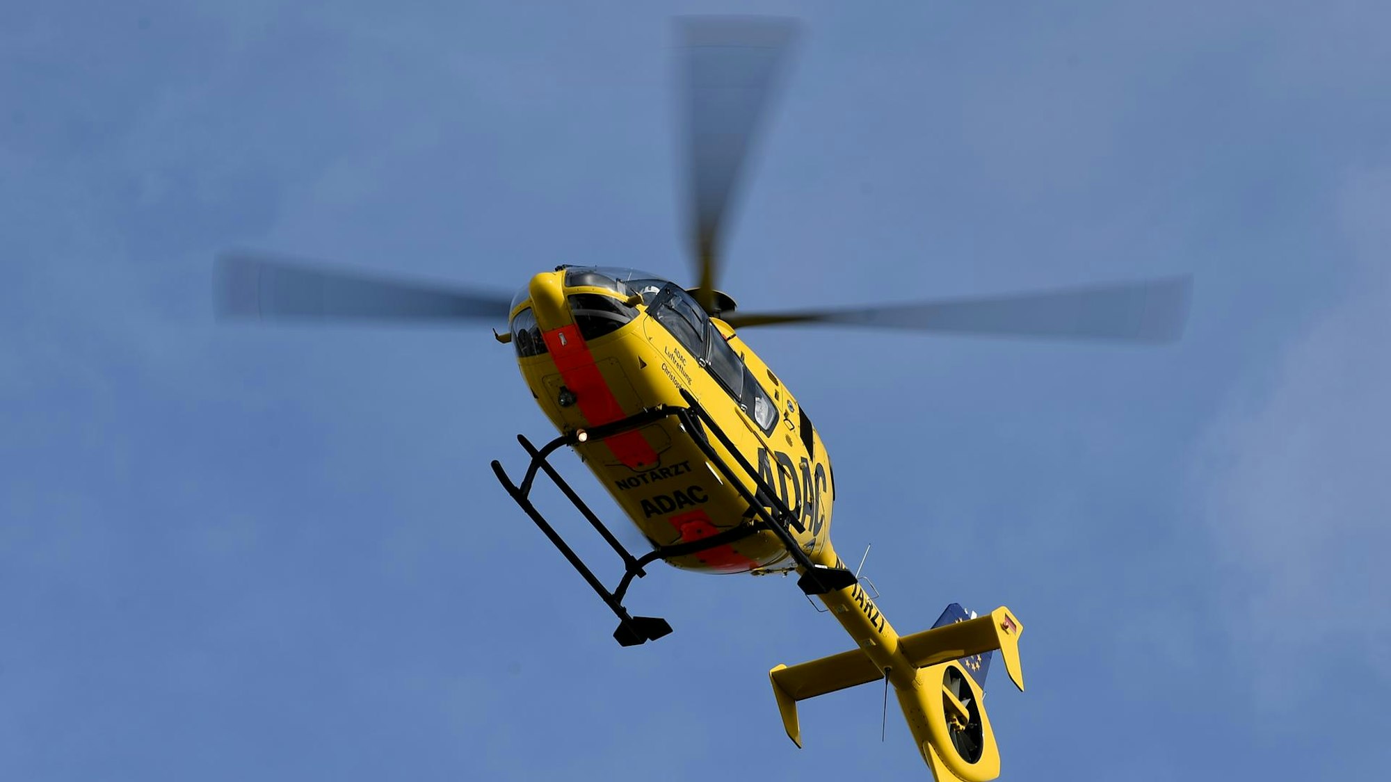 Ein Rettungshubschrauber des ADAC.