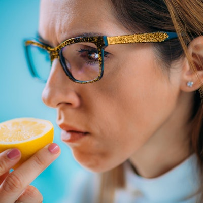 Frau riecht an Zitrone Getty Images