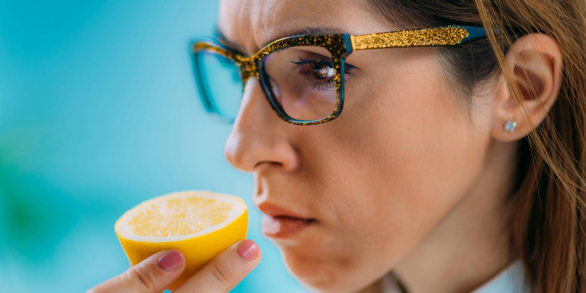 Frau riecht an Zitrone Getty Images