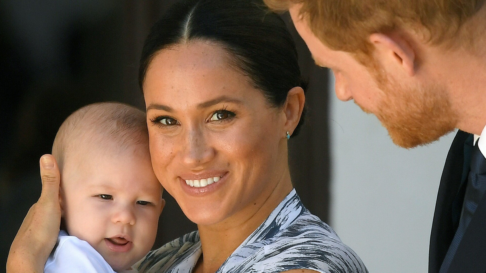 Prinz Harry (r), Herzog von Sussex, und seine Frau Meghan (m), Herzogin von Sussex, gemeinsam mit ihrem Sohn Archie (l).