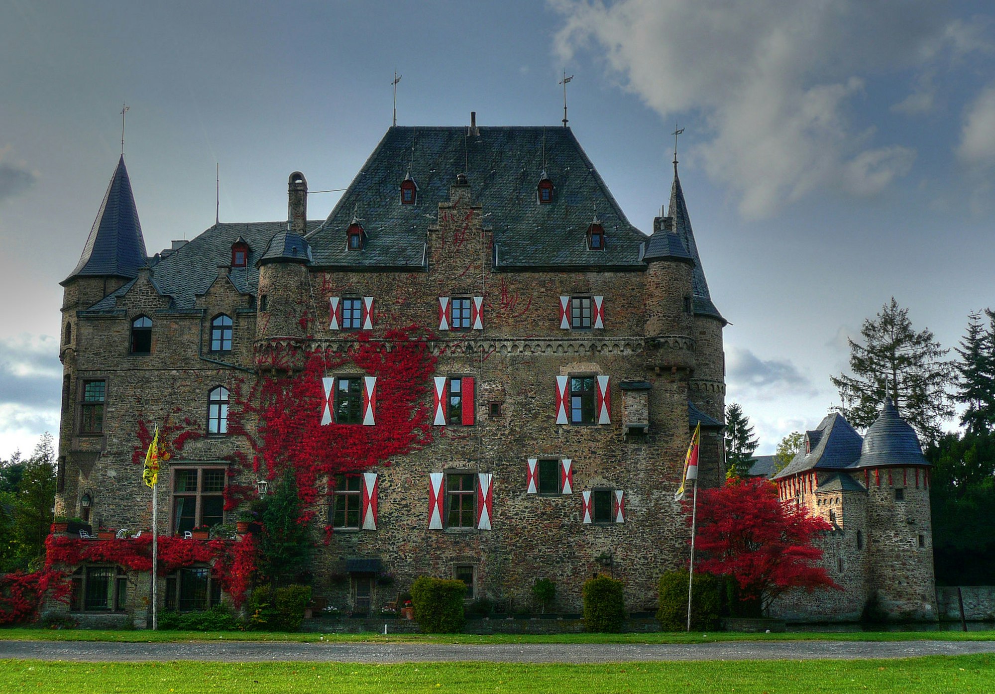 Burg_Satzvey_Wiki_3.0_Charlie1965nrw_HerbstHDR