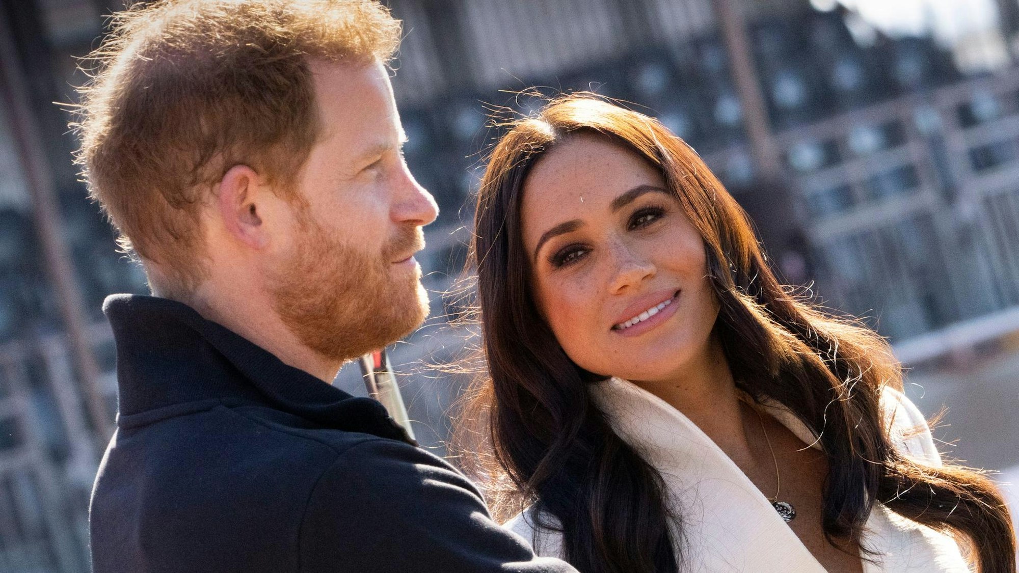 Harry und Meghan bei einem Fototermin.