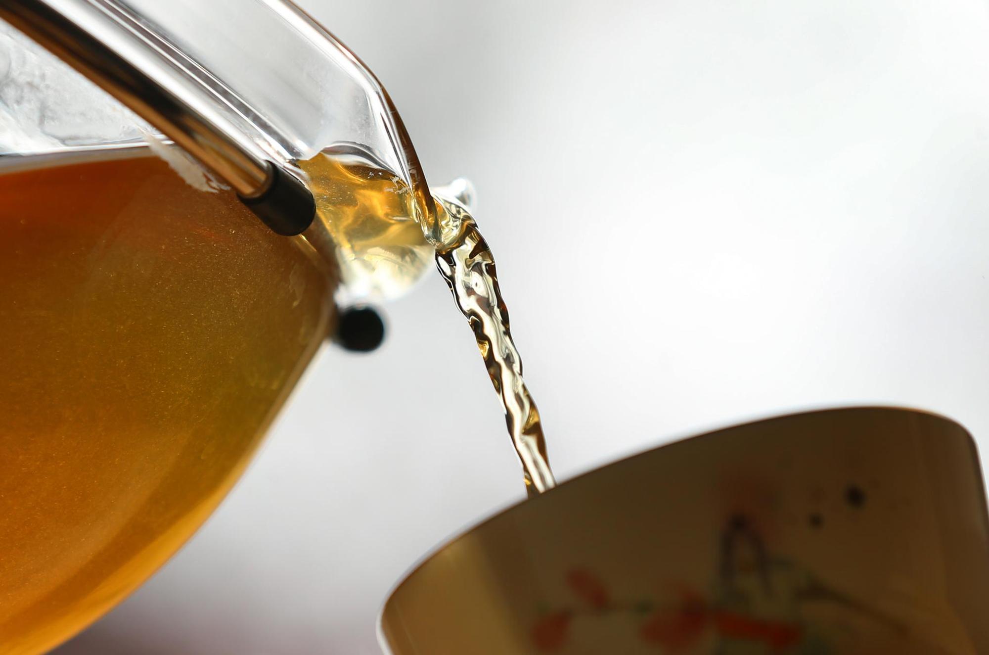 Tee in tasse schütten
