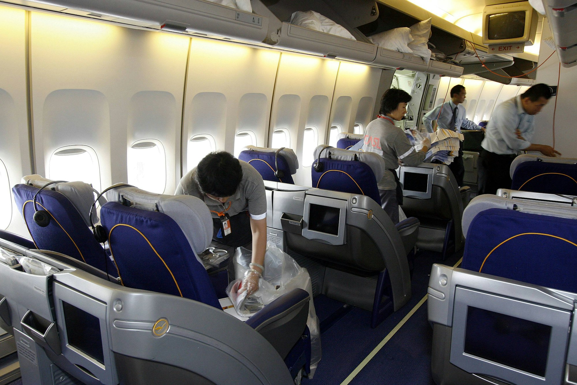 reinigung_flugzeug_imago