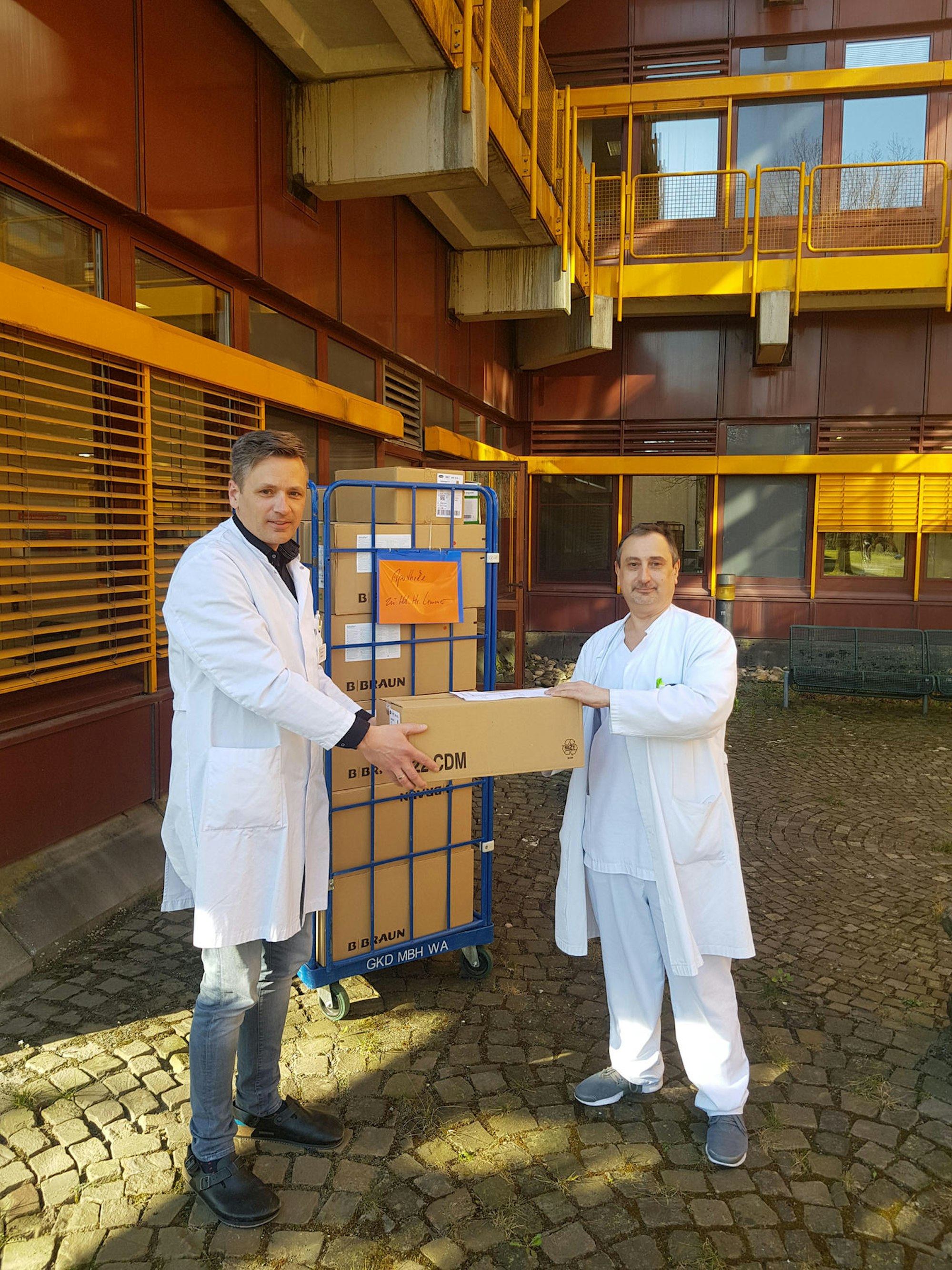 20220314_Apotheker Lars Lemmer übergibt Hilfsgüter an Igor Prudkov