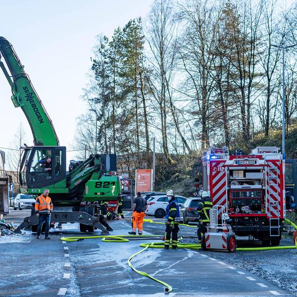 Müllwagen brennt bei Lindlar 180322