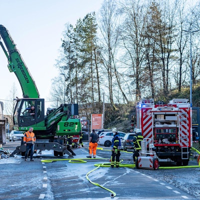 Müllwagen brennt bei Lindlar 180322