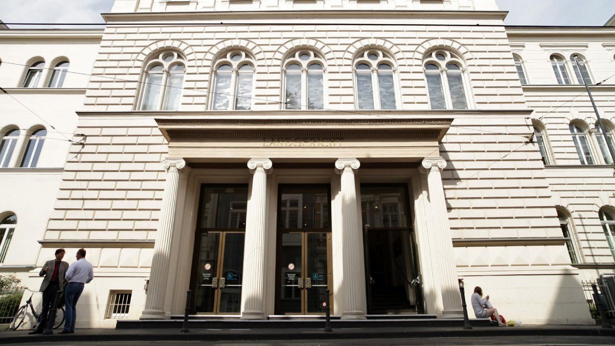 Vor dem Landgericht in Bonn beginnt erneut der Prozess um Fälle von Missbrauch gegen einen ehemaligen Lehrer aus Oberberg. Ihm wird vorgeworfen, sich an einer Schule im Kreissüden an drei Jungen sexuell vergangenen zu haben. Unser Foto zeigt das Gerichtsgebäude in Bonn.