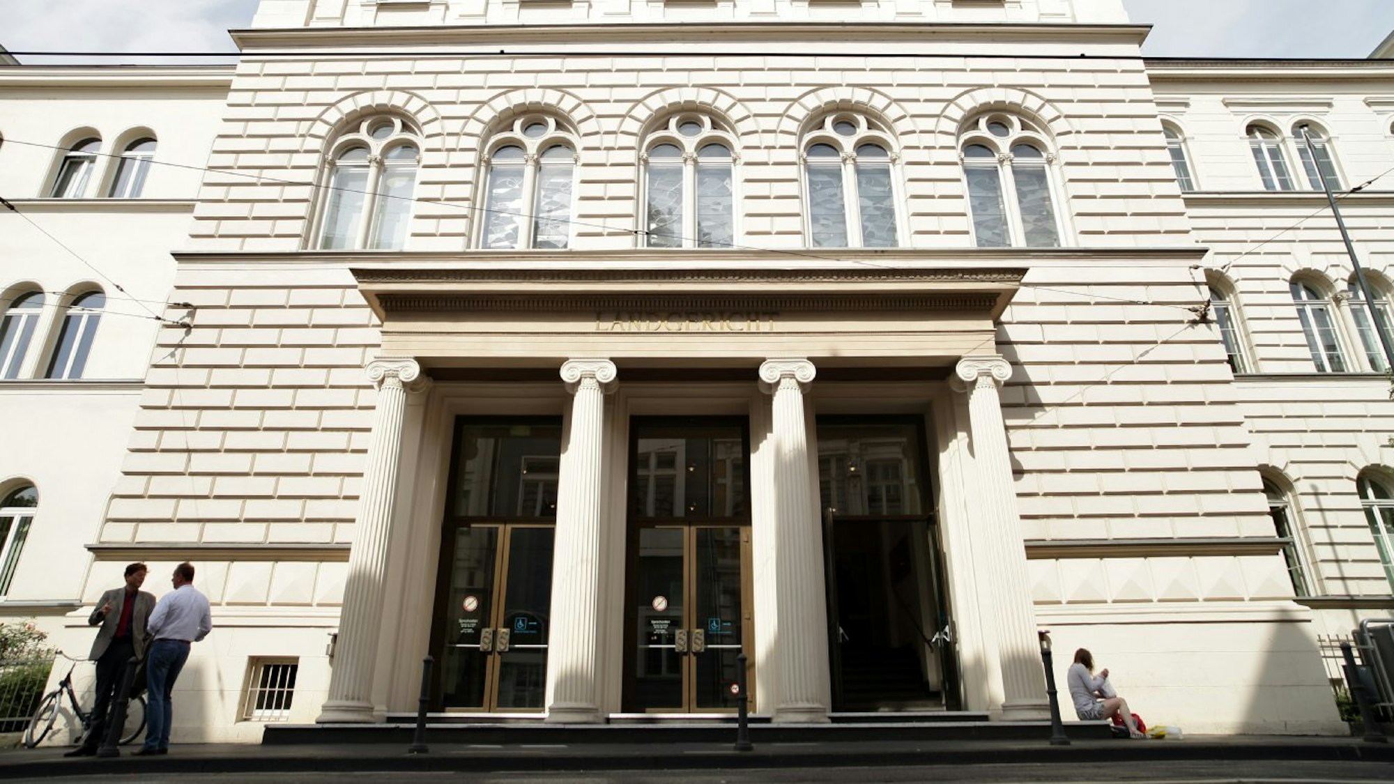 Vor dem Landgericht in Bonn beginnt erneut der Prozess um Fälle von Missbrauch gegen einen ehemaligen Lehrer aus Oberberg. Ihm wird vorgeworfen, sich an einer Schule im Kreissüden an drei Jungen sexuell vergangenen zu haben. Unser Foto zeigt das Gerichtsgebäude in Bonn.