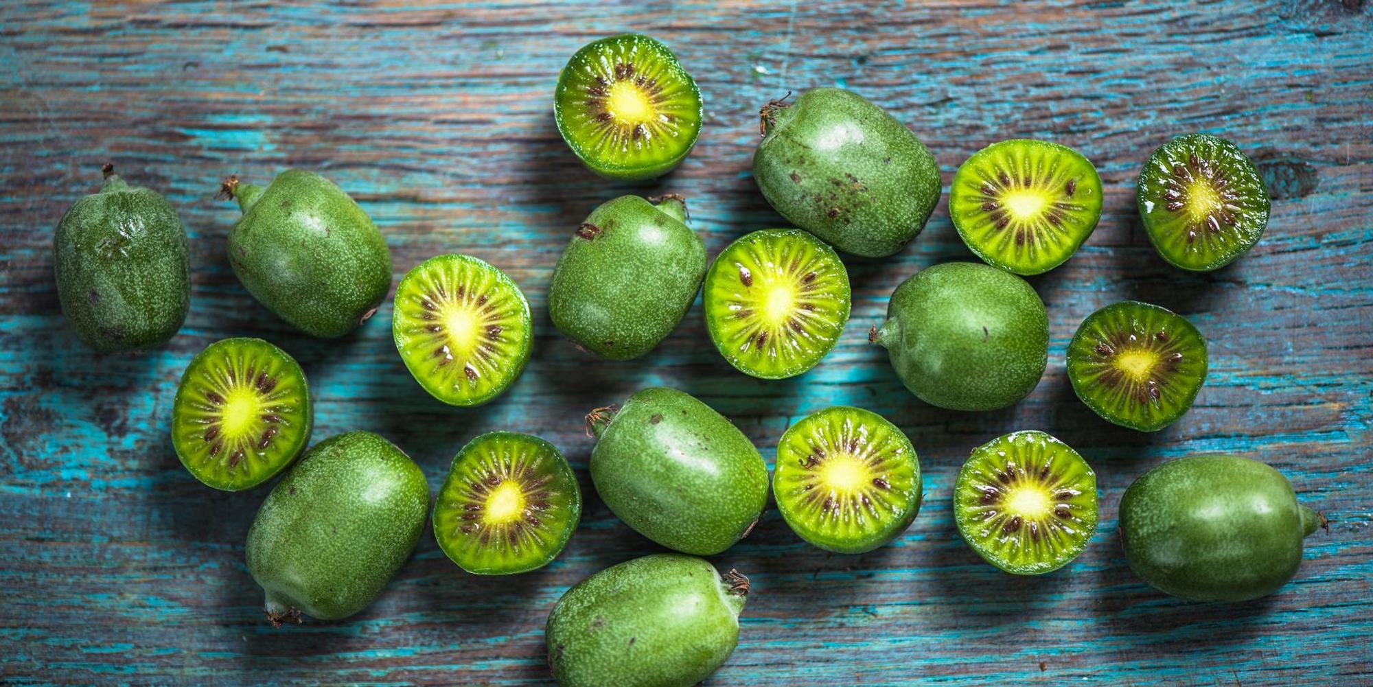 mini kiwi auf tisch