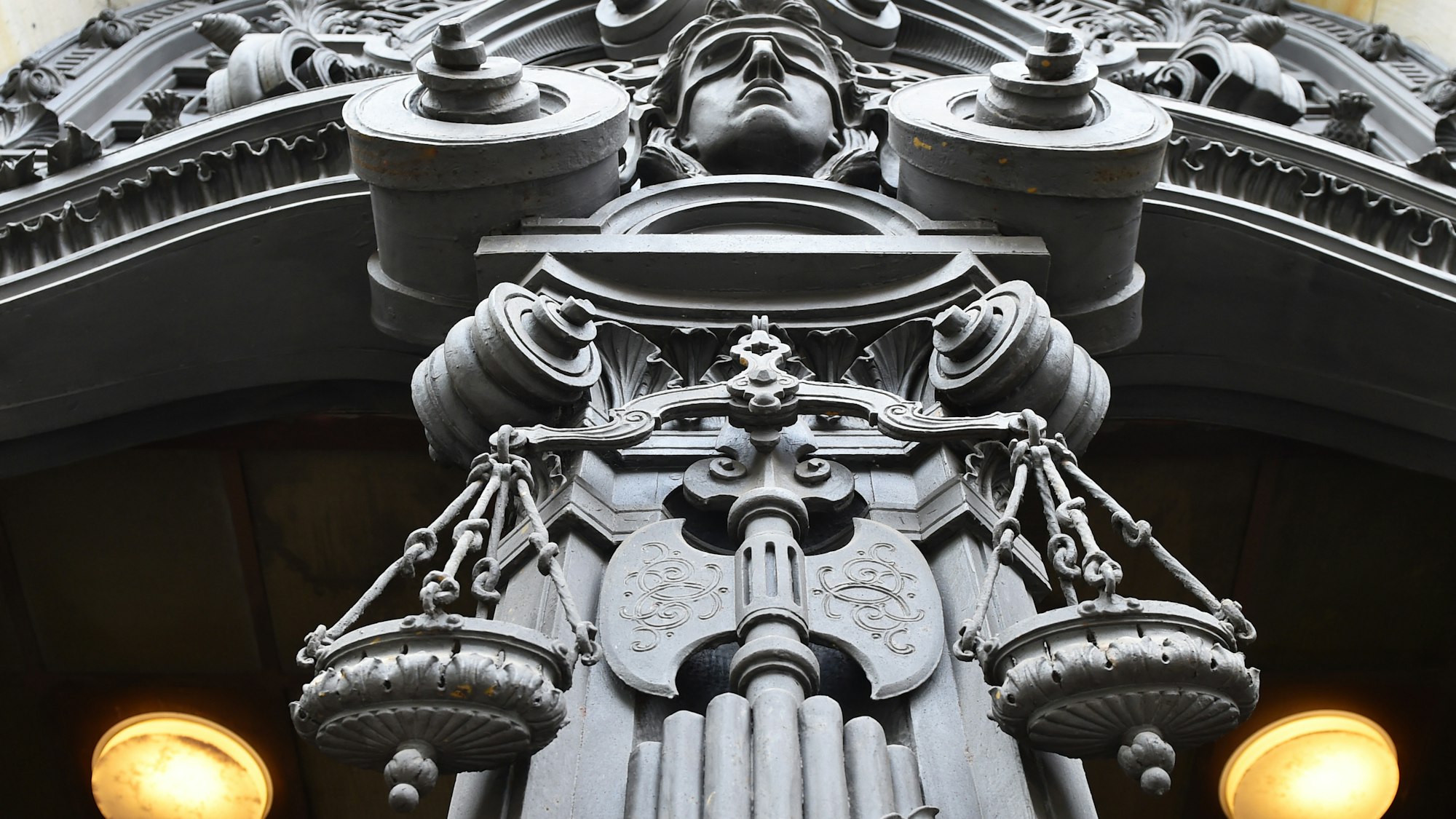 Justitia am Gericht.