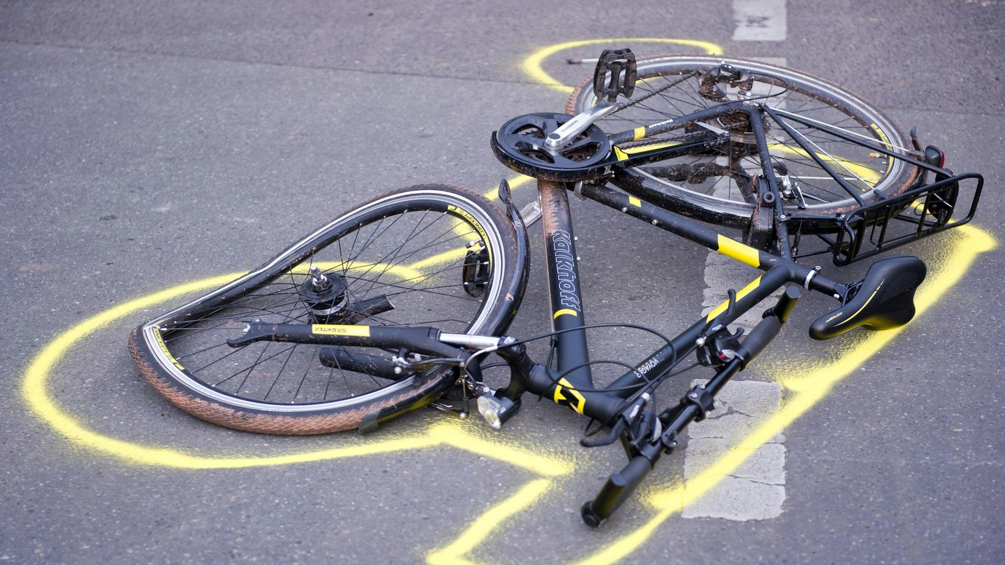 Das Bild zeigt ein Fahrrad mit verbogenen Vorderrad nach einem Unfall.