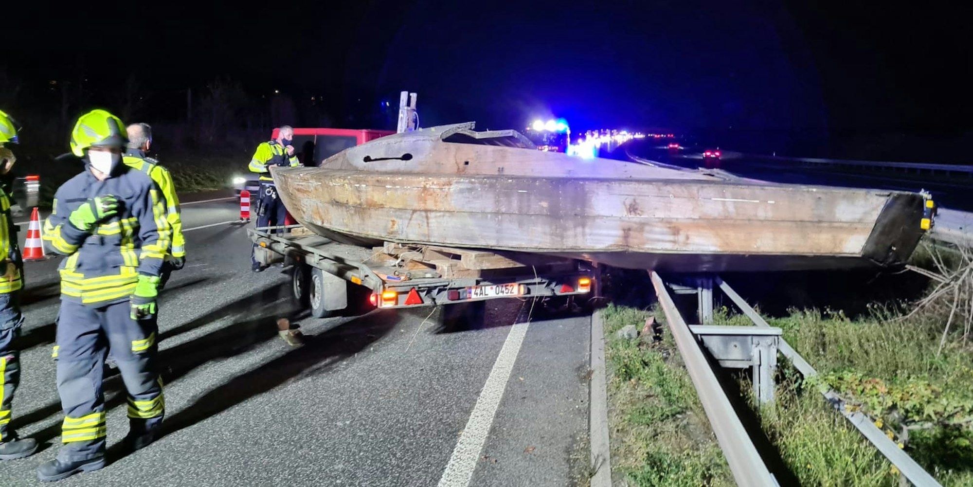 Bonn_Boot_Leitplanke