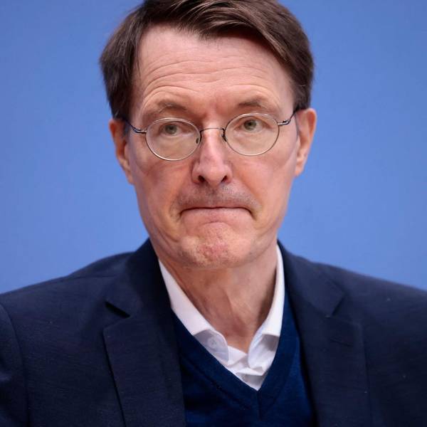 Karl Lauterbach winkt