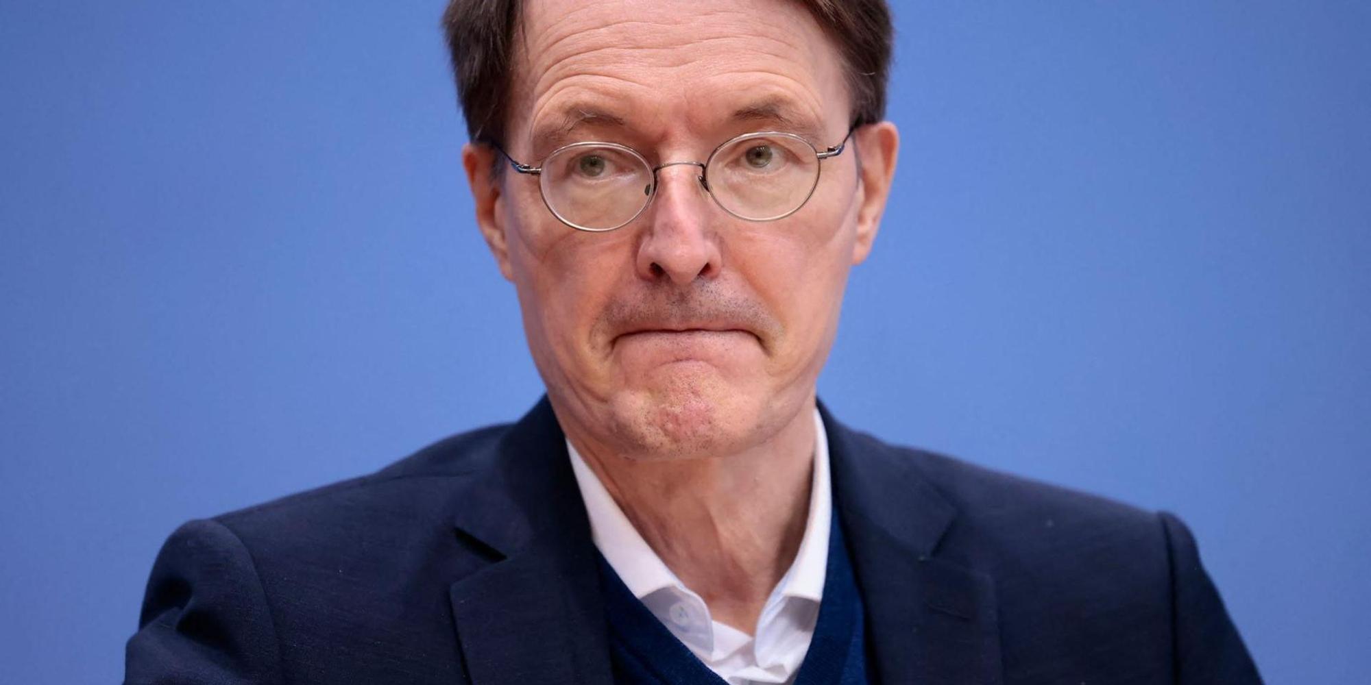 Karl Lauterbach winkt