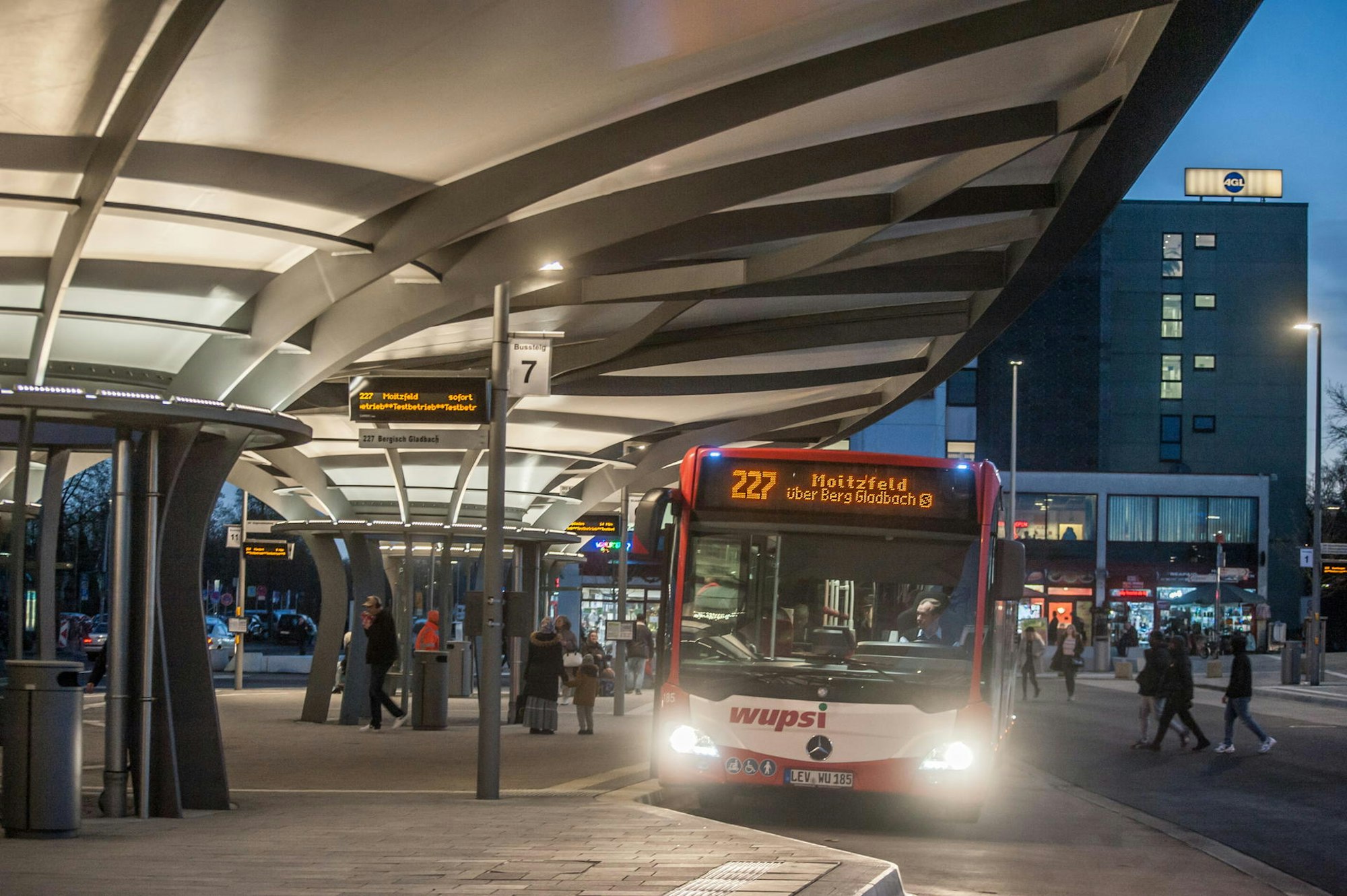 leverkusen-busbahnhof-ALF_4083