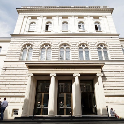 Das Bild zeigt den Eingangsbereich und die Fassade des Bonner Landgerichts.