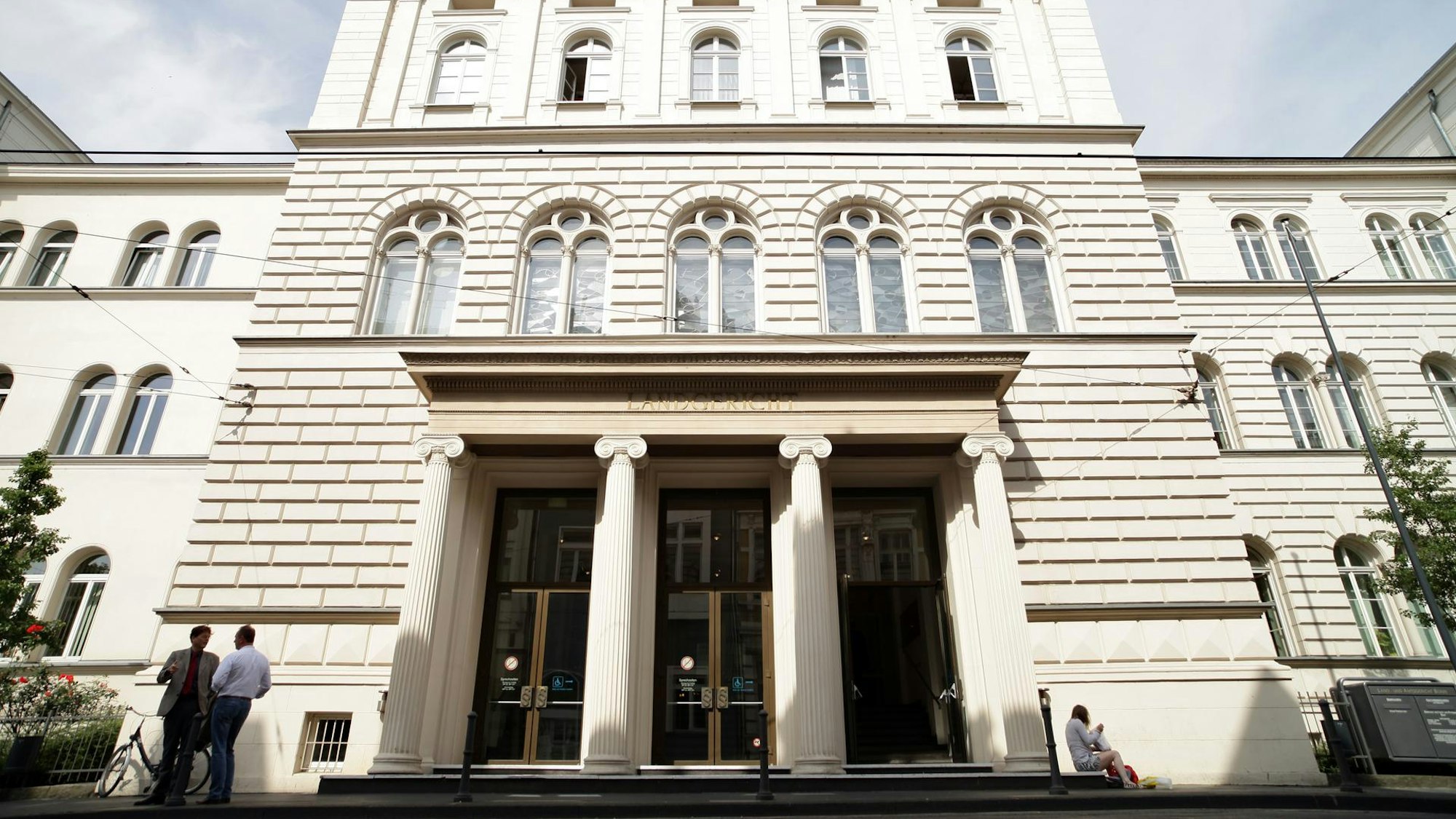 Das Bild zeigt den Eingangsbereich und die Fassade des Bonner Landgerichts.