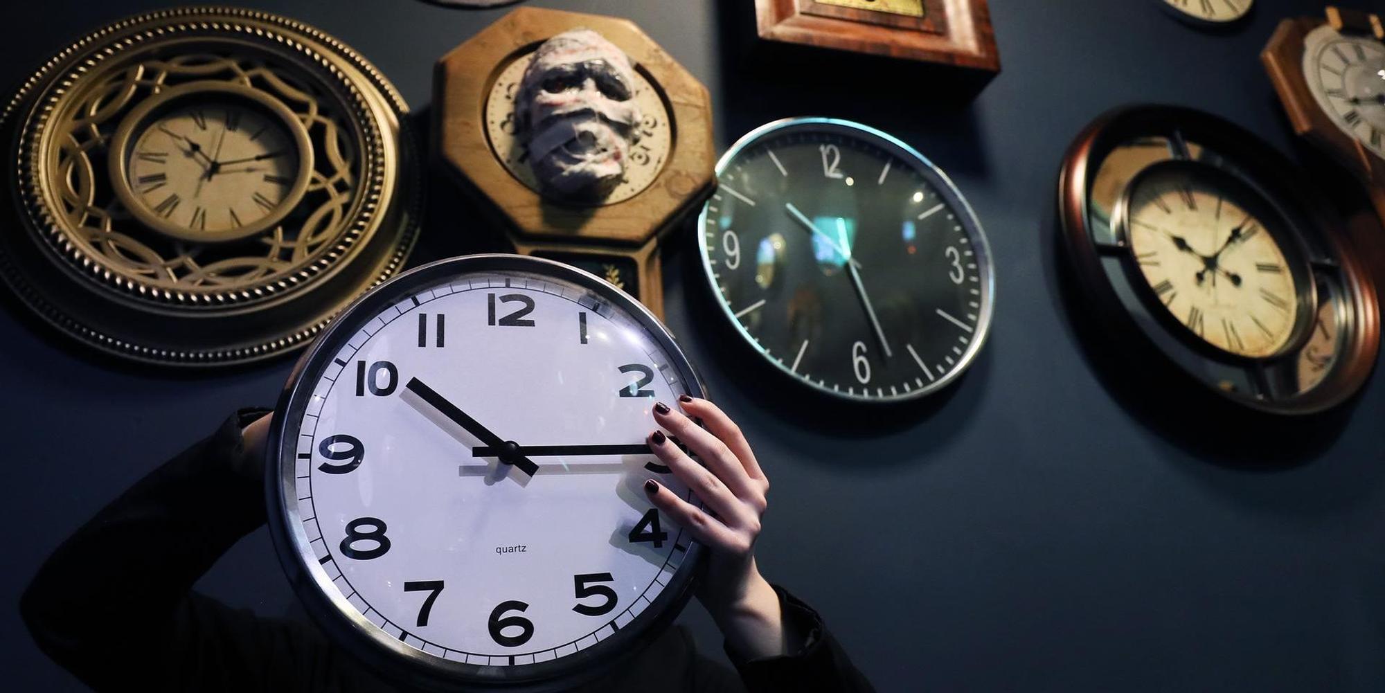 Uhren hängen im Uhr-Museum an der Wand