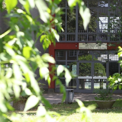 Archivaufnahme des Berufskollegs 10 in Köln-Porz.