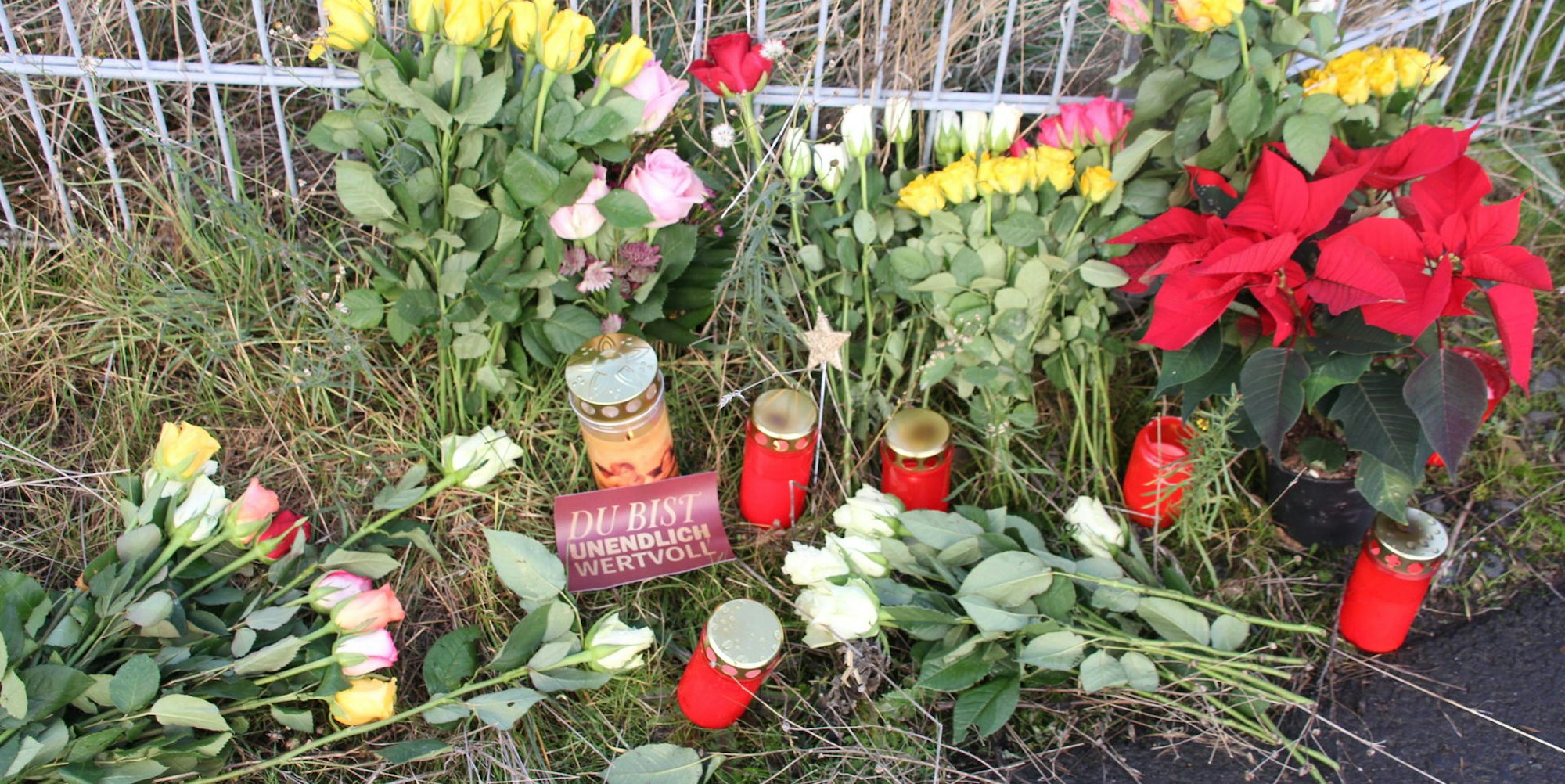 Getötete 17-Jährige Blumen und Kerzen 061218