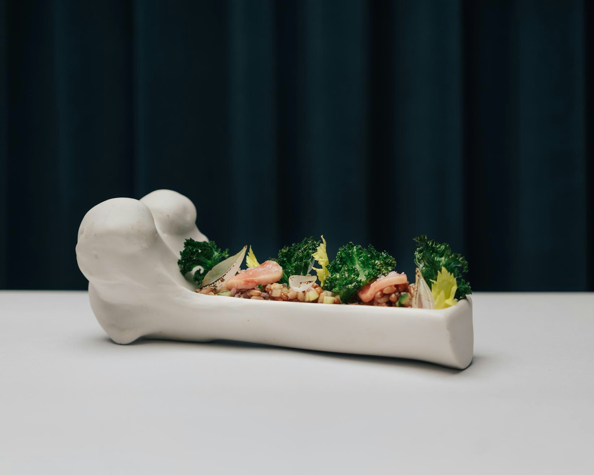 Knochenmark mit Getreidesalat und Grünkohl