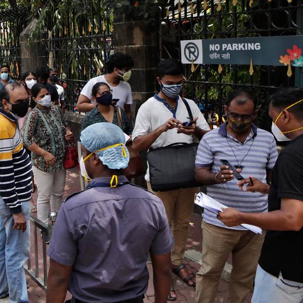 Indien lange Schlange vor Hospit