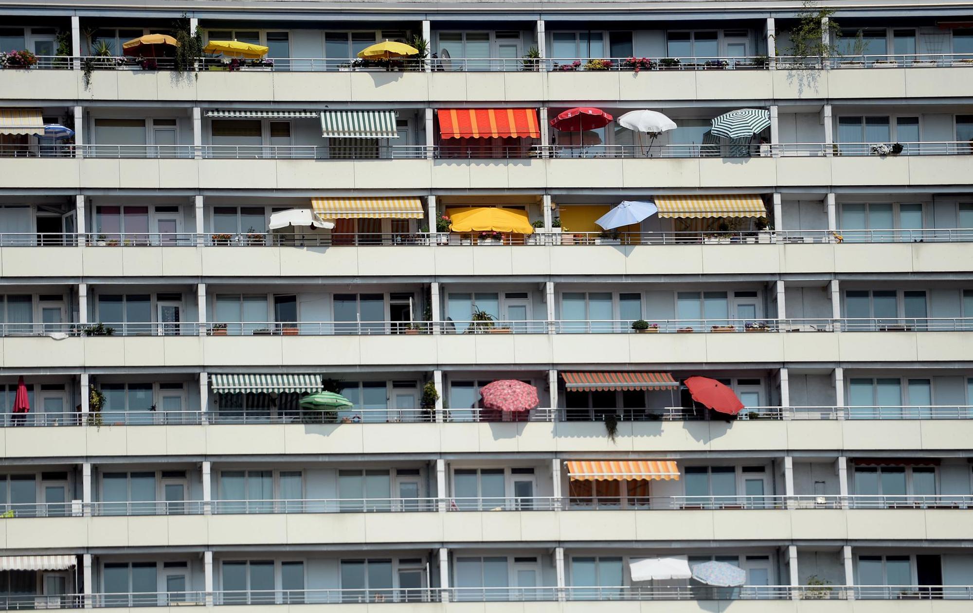 Hochhaus_Balkone_Markise