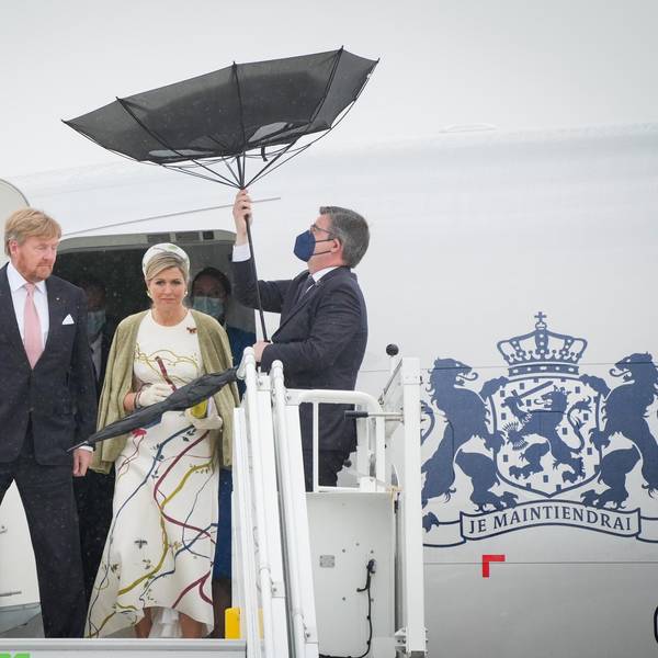 König Willem-Alexander der Niederlande und seine Frau Königin Maxima steigen aus einem Flugzeug.