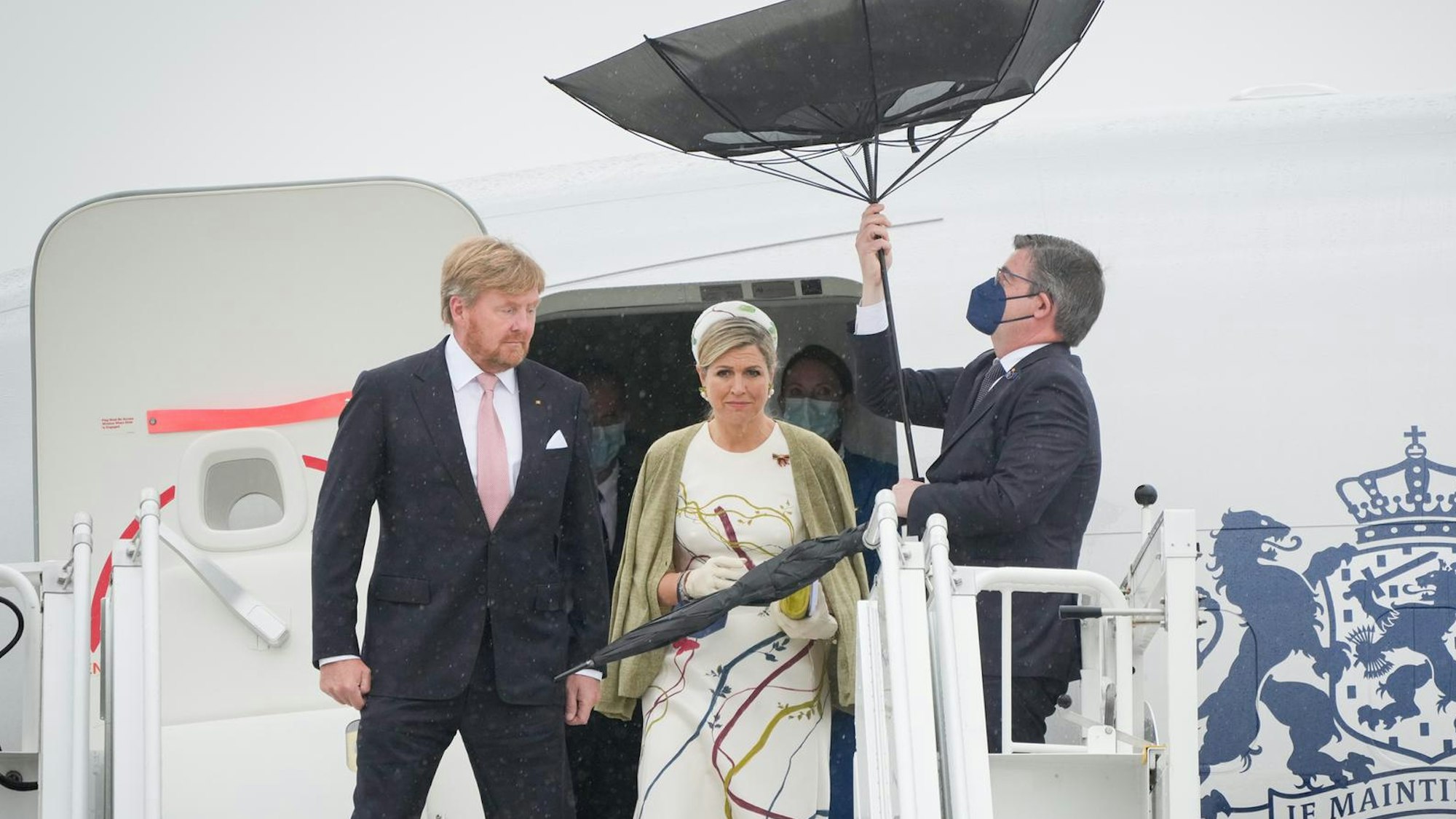 König Willem-Alexander der Niederlande und seine Frau Königin Maxima steigen aus einem Flugzeug.