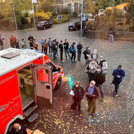 Schlange_vor_Impfmobil