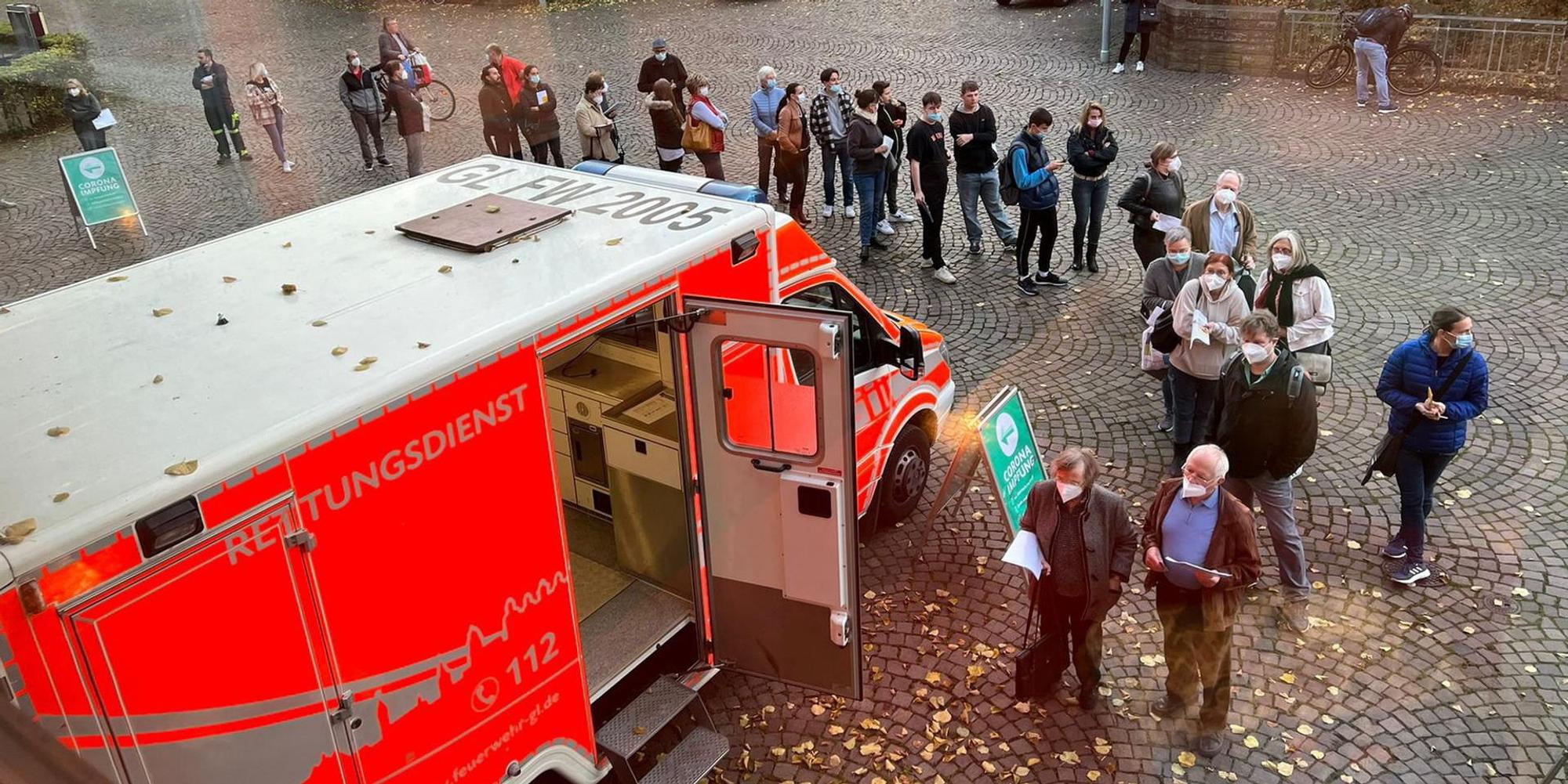 Schlange_vor_Impfmobil