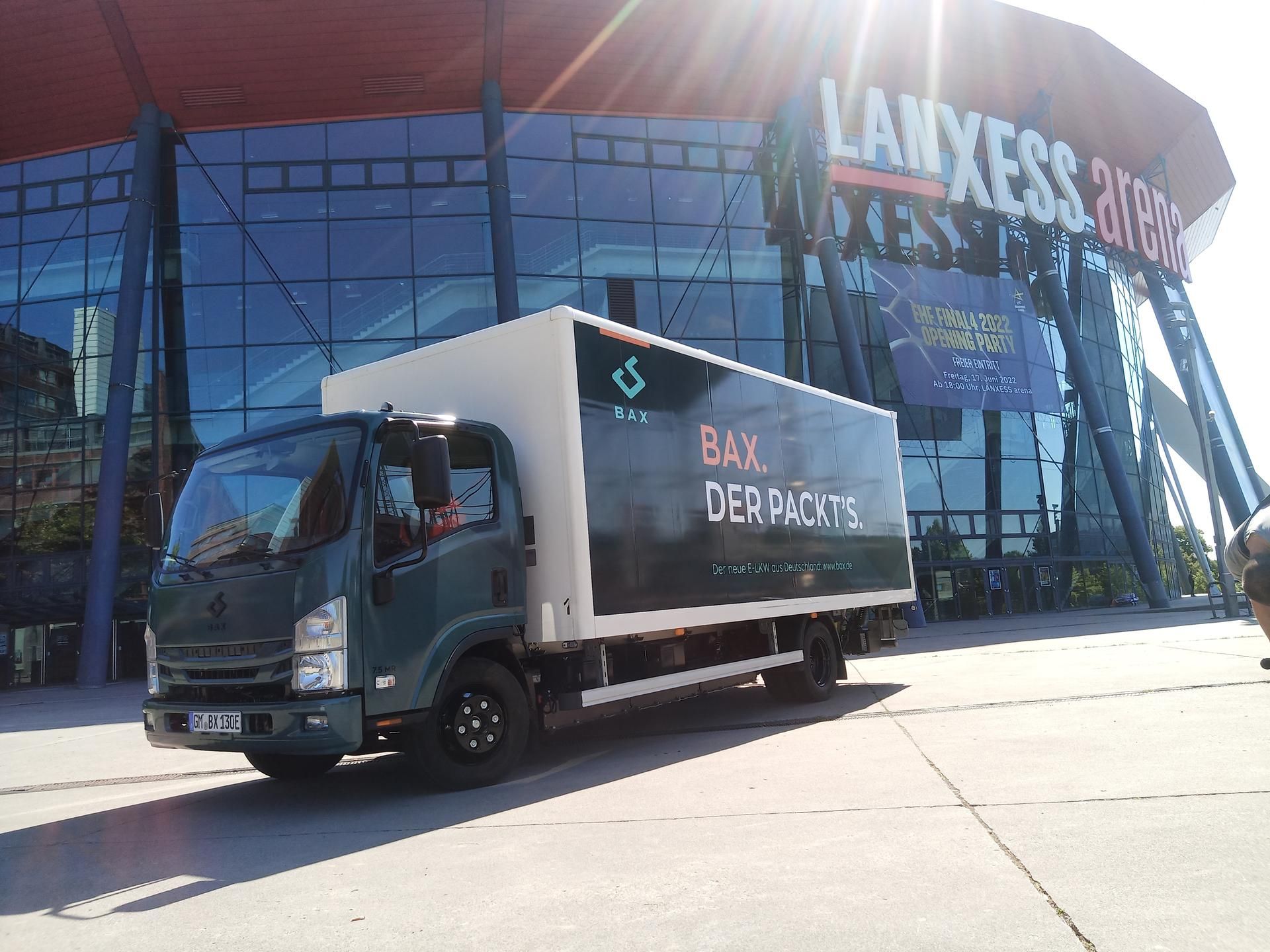 E-Lkw vor Arena