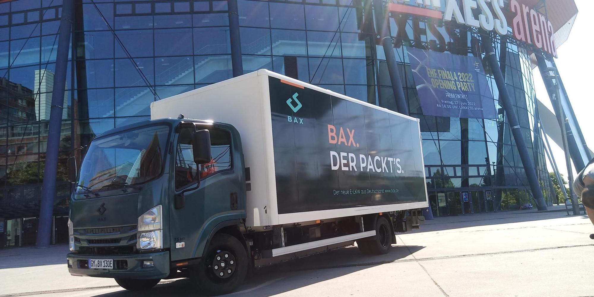 E-Lkw vor Arena