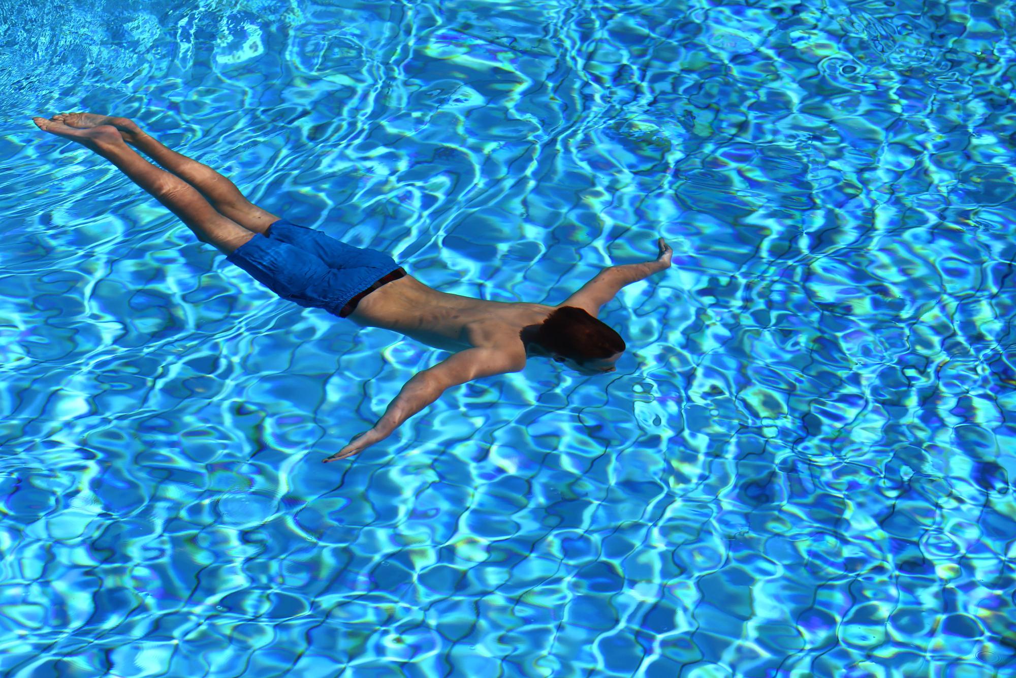 Symbolbild Freibad Schwimmer