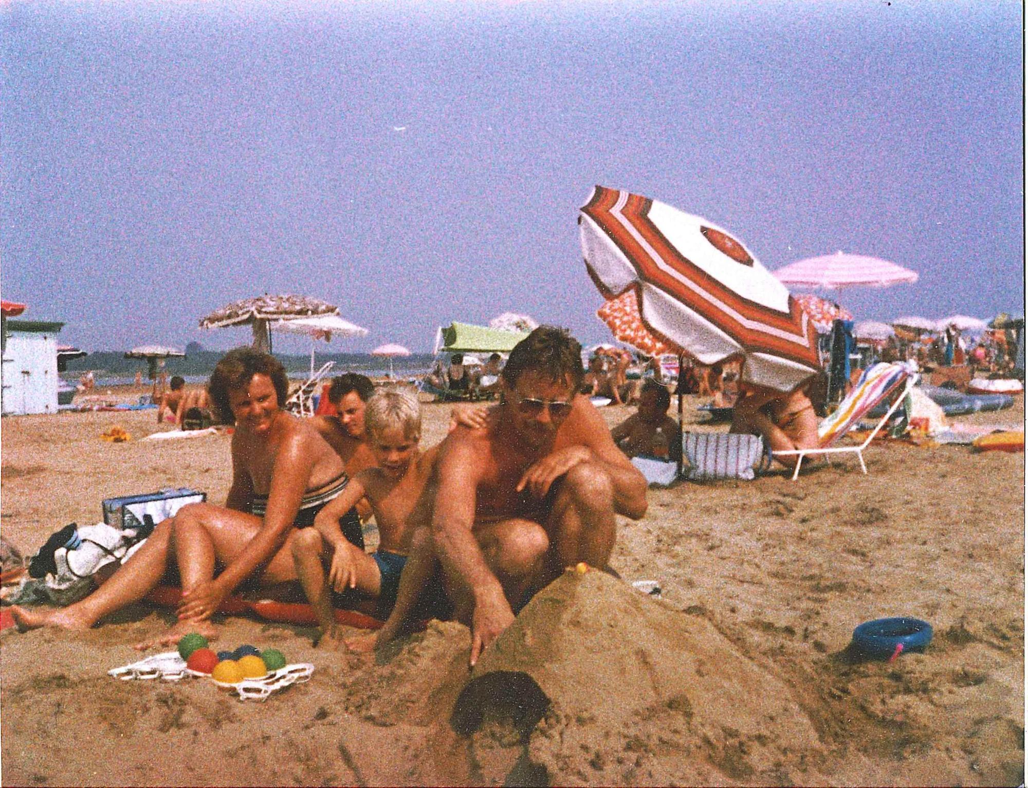 Volker und Familie beim Sandburgbauen