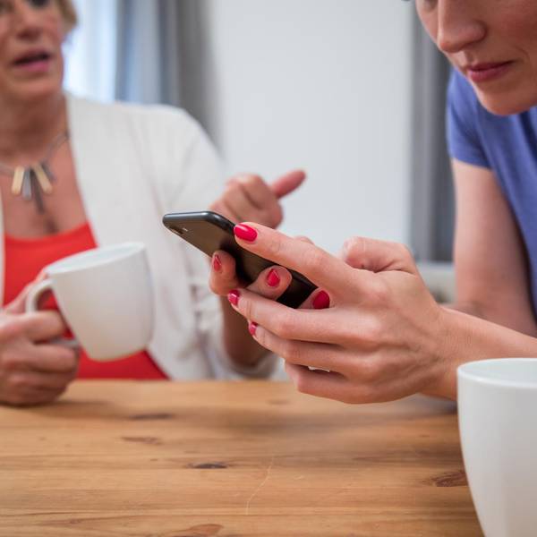 Frau-schaut-aufs-Handy-Smartphone
