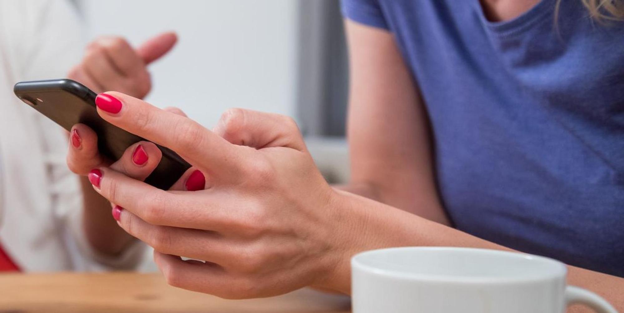 Frau-schaut-aufs-Handy-Smartphone