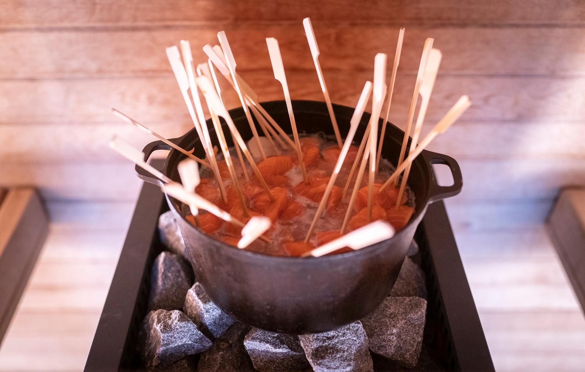 mittsommer lachs in der sauna