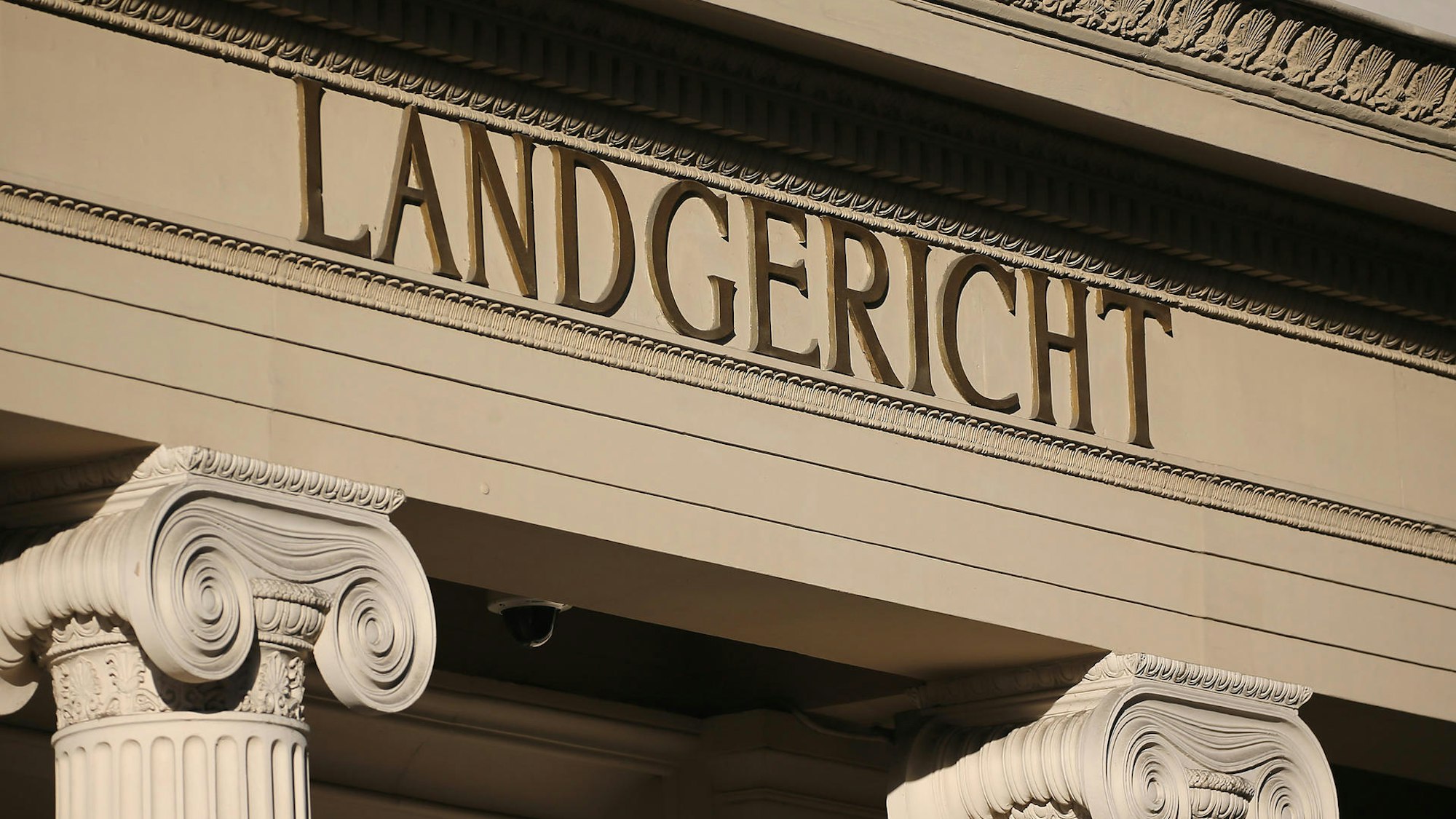 Das Bild zeigt das Eingangsportal zum Landgericht in Bonn.