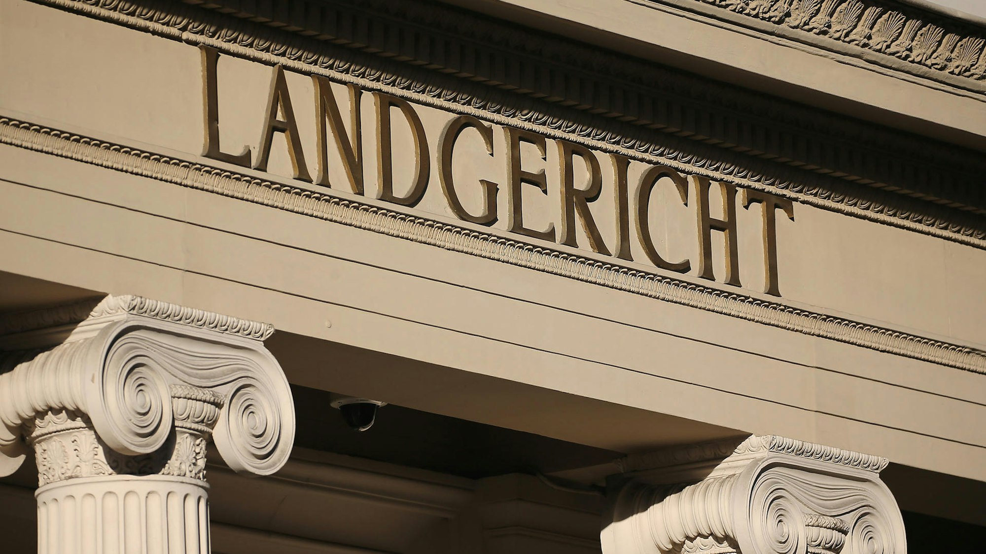Das Eingangsportal des Landgerichts in Bonn.