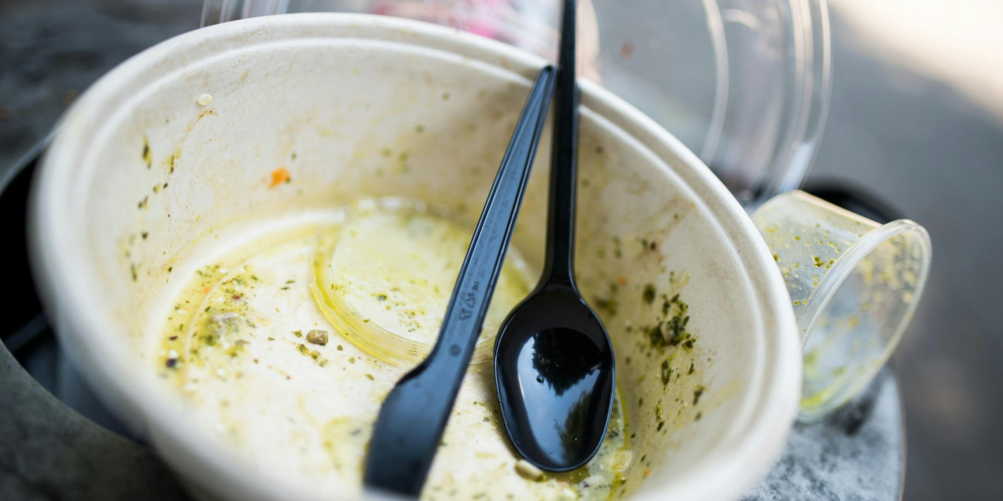 Plastikmuell_Teller_Besteck