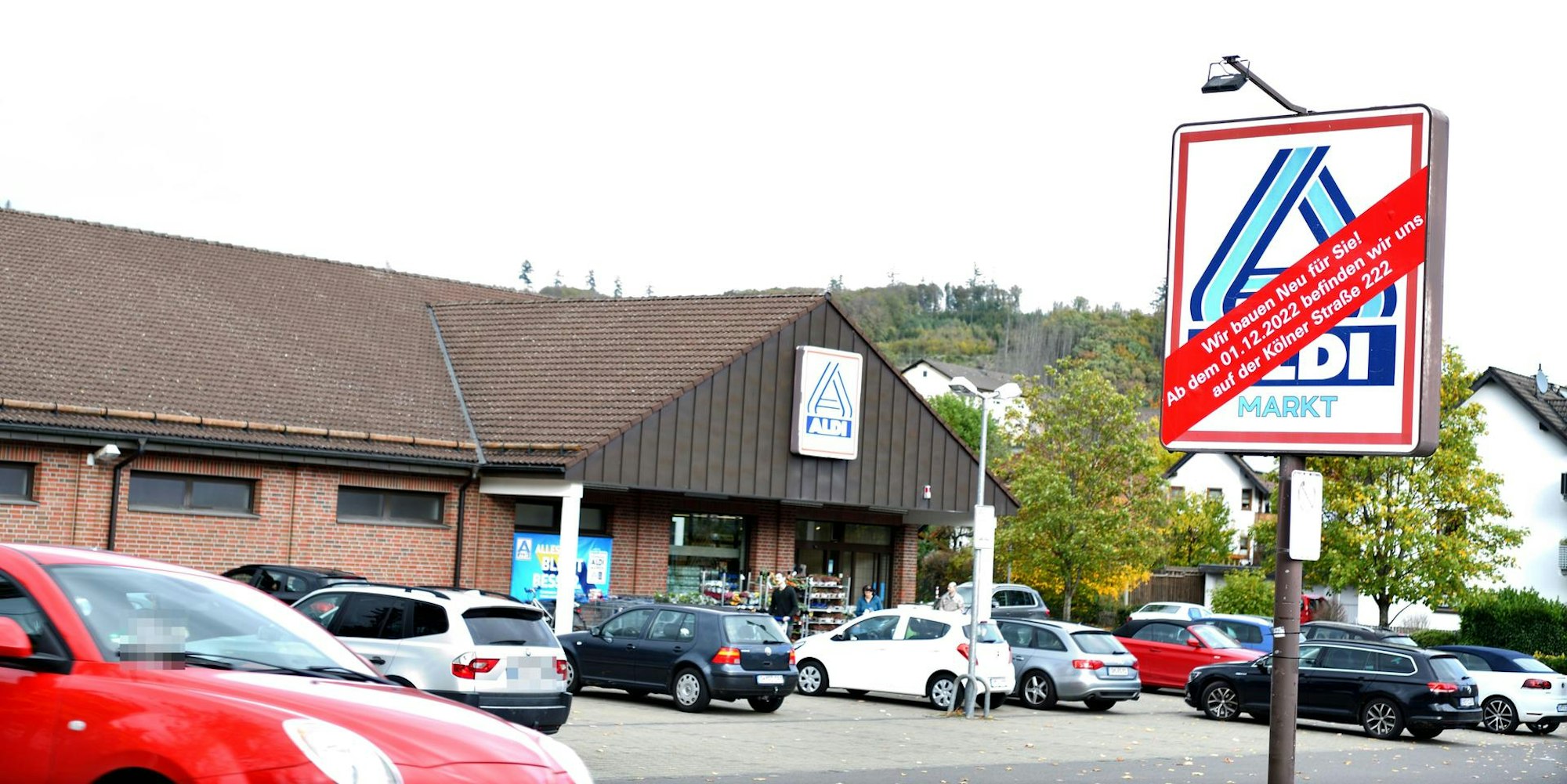 Der Aldi-Markt in Bergneustadt. Über dem Aldi-Schild klebt ein Verweis, dass der Markt schließen wird.