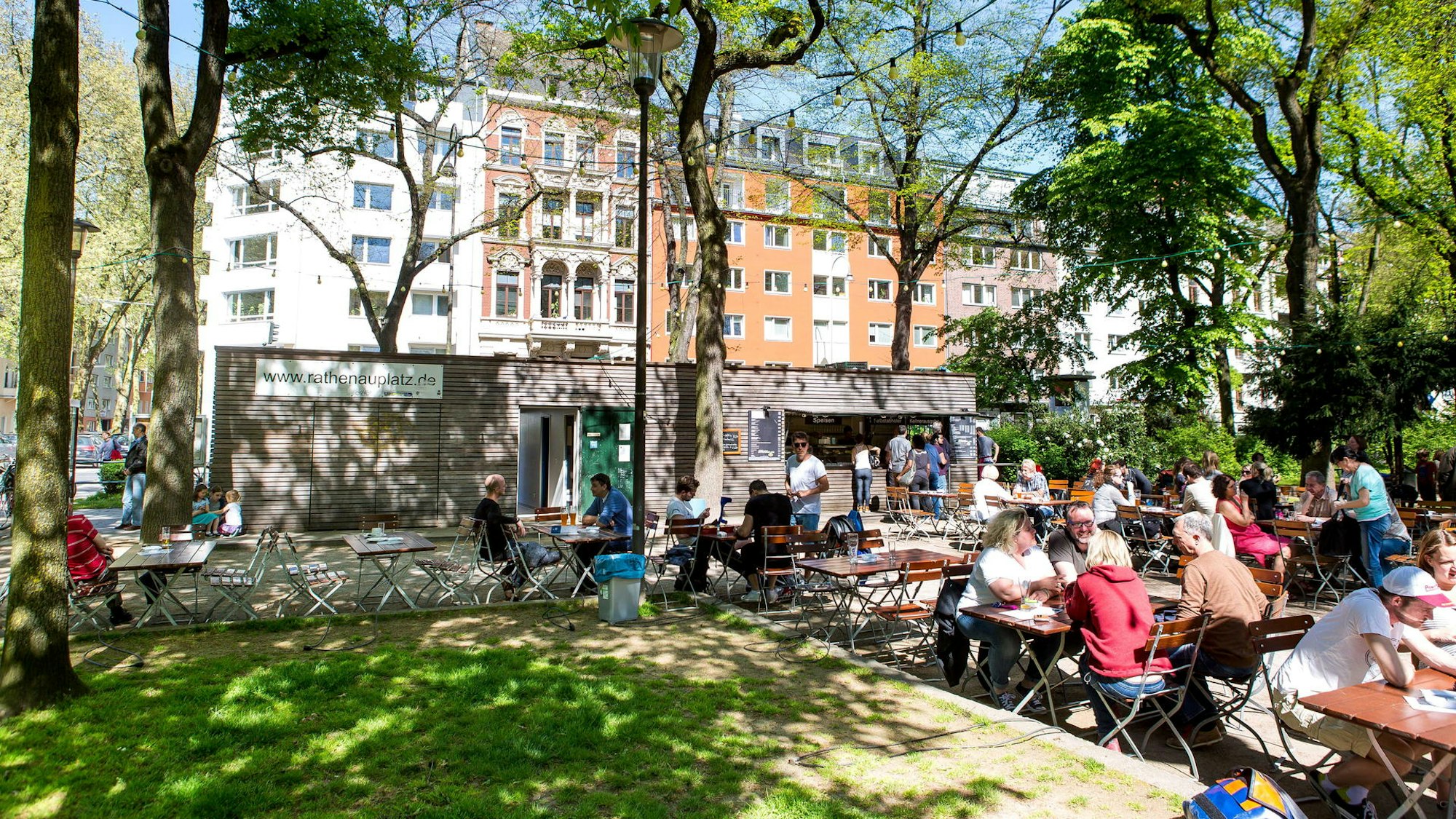 Der Rathenauplatz mit seinem Biergarten