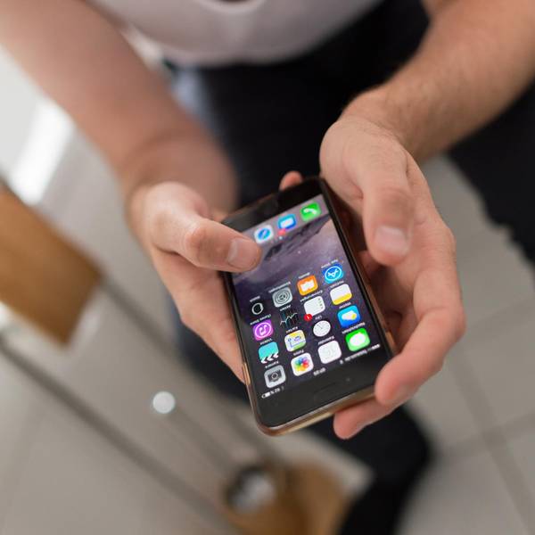 Smartphone_Handy_Toilette_Bad