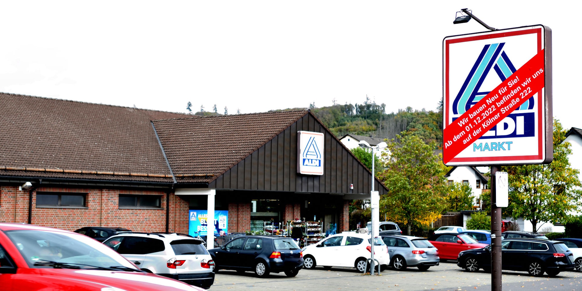 Die Aldi-Filiale an der Henneweide ist von außen zu sehen. Auf dem Schild ist ein Banner mit dem Hinweis der Schließung aufgeklebt.